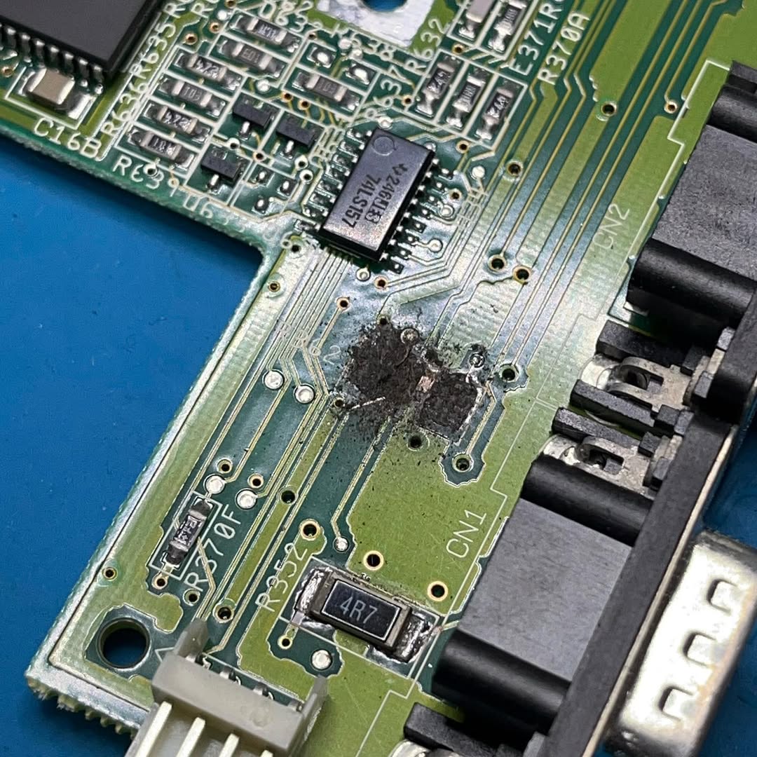 Primo piano della zona R362 su Amiga 600 dopo rimozione della resistenza e pulizia superficiale